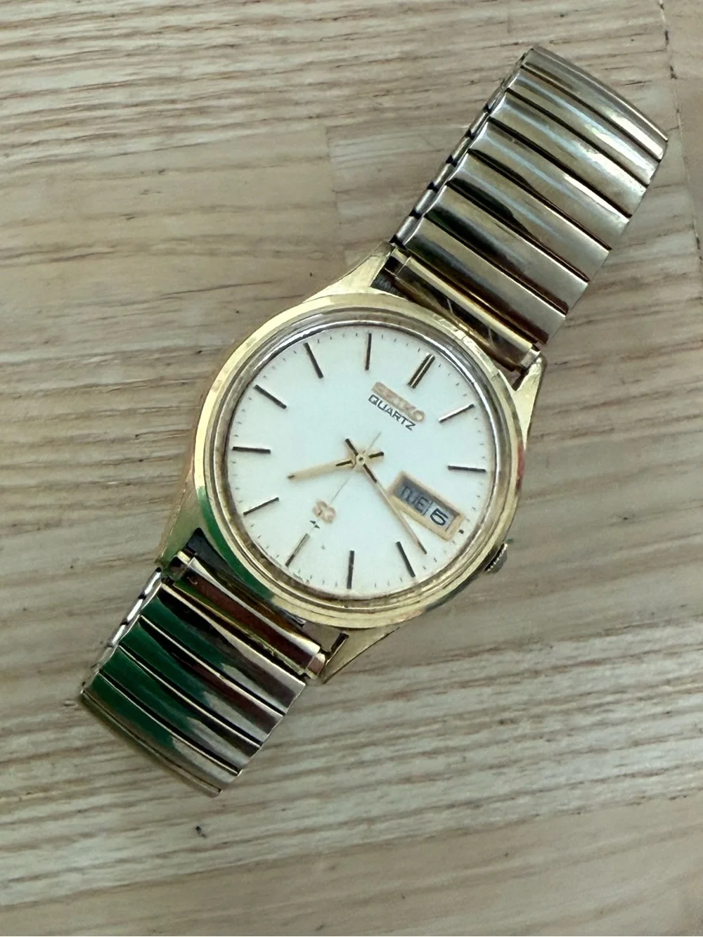 Seiko SQ Vintage Watch Gold Plated Bezel Case Stretch Bracelet Day Date